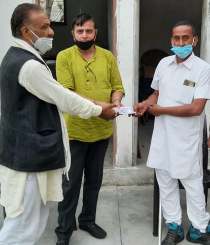 बीडीसी चेयरमैन राज सिंह प्रधानमंत्री राहत कोष के लिए पहाड़ी जिला वसहोलीके प्रधान कर्नल मानसिंह को 21000 का देते हुए